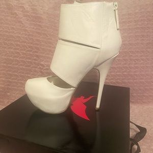 If you don’t see me you definitely see my shoes